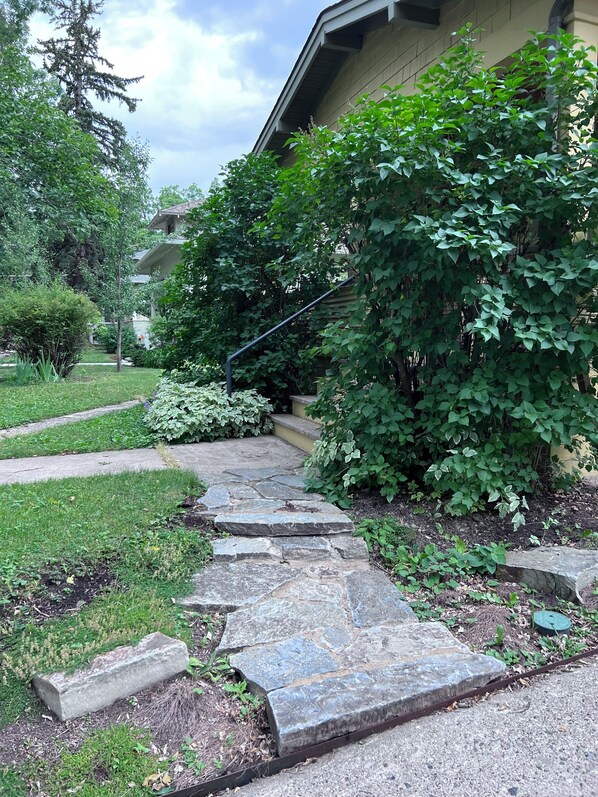 Property grounds - Charming 2-bedroom house in Bozeman near campus (Bozeman)