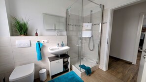 Regadera, amenidades de baño gratuitas, secadora de cabello, toallas 