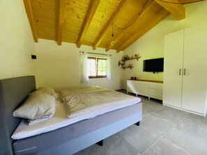 1 bedroom, bed sheets