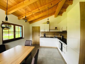 Réfrigérateur, un four, surface de cuisson, lave-vaisselle