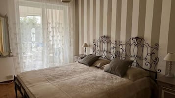 1 habitación, tabla de planchar con plancha, internet y ropa de cama