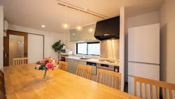 Comfort Condo, Non Smoking | In-room dining