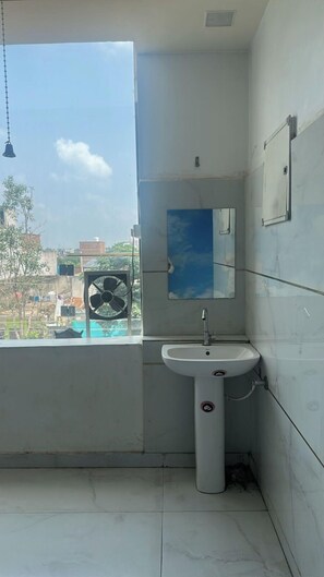 Deluxe Room | Bathroom | Shower, towels, soap, shampoo