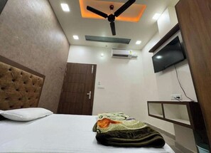 Deluxe Room | Free WiFi - The Divine Cloud Inn (Aligarh)