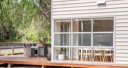 On The Bay: Sundrenched Stunner. Pet-friendly opposite beach.