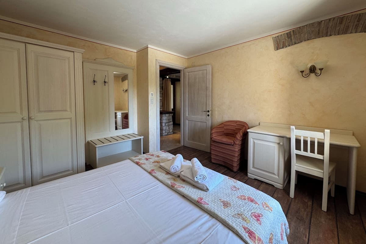 Deluxe-Apartment, Blick auf den Innenhof | Schreibtisch, laptopgeeigneter Arbeitsplatz, Verdunkelungsvorhänge