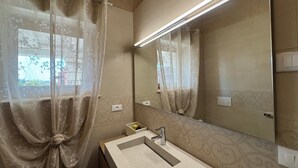 Deluxe Studio Suite, Pool View | Bathroom - Relais Borgo San Nicolò (Vilanija)