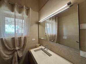 Deluxe Studio Suite, Pool View | Bathroom | Shower, hair dryer, towels, soap