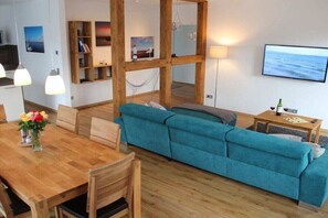 Een smart-tv en boeken