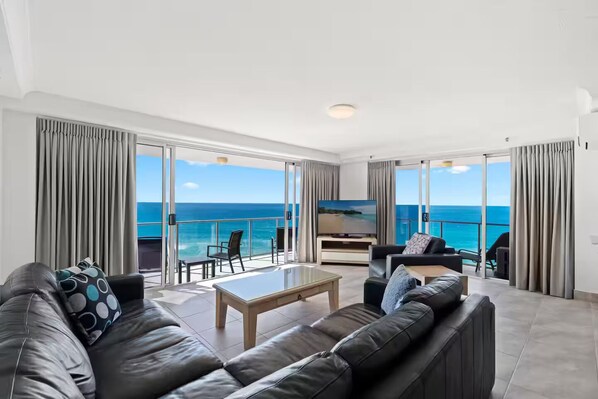 Luxury Apartment, Ocean View, Beachfront | Living area