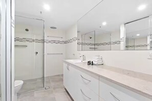 Luxe appartement, uitzicht op zee, aan het strand | Badkamer