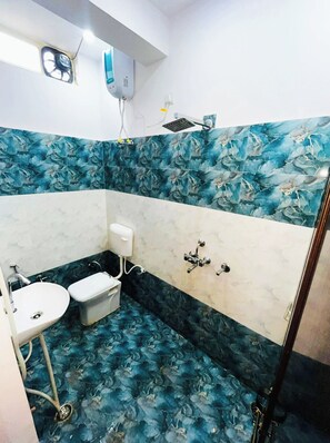 Double Room | Bathroom | Shower, free toiletries, towels, soap