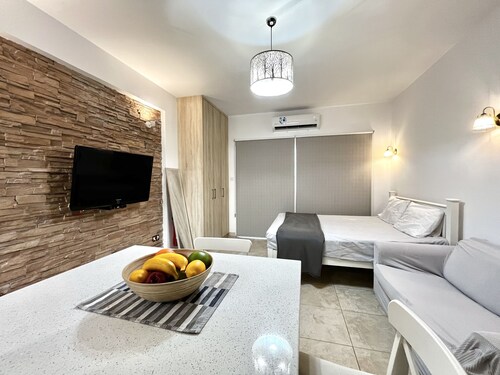 157 LIM - Stay Sunsea Studio