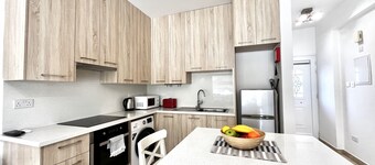 157 LIM - Stay Sunsea Studio