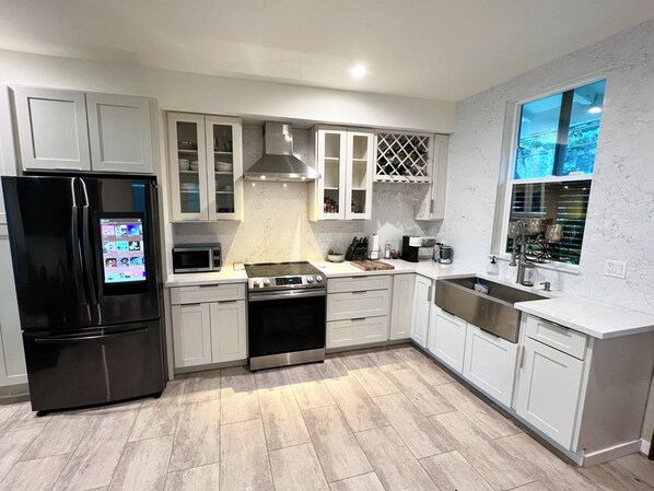 Fridge, microwave, oven, stovetop - Hummingbird Oceanfront Cottage (Hauula)