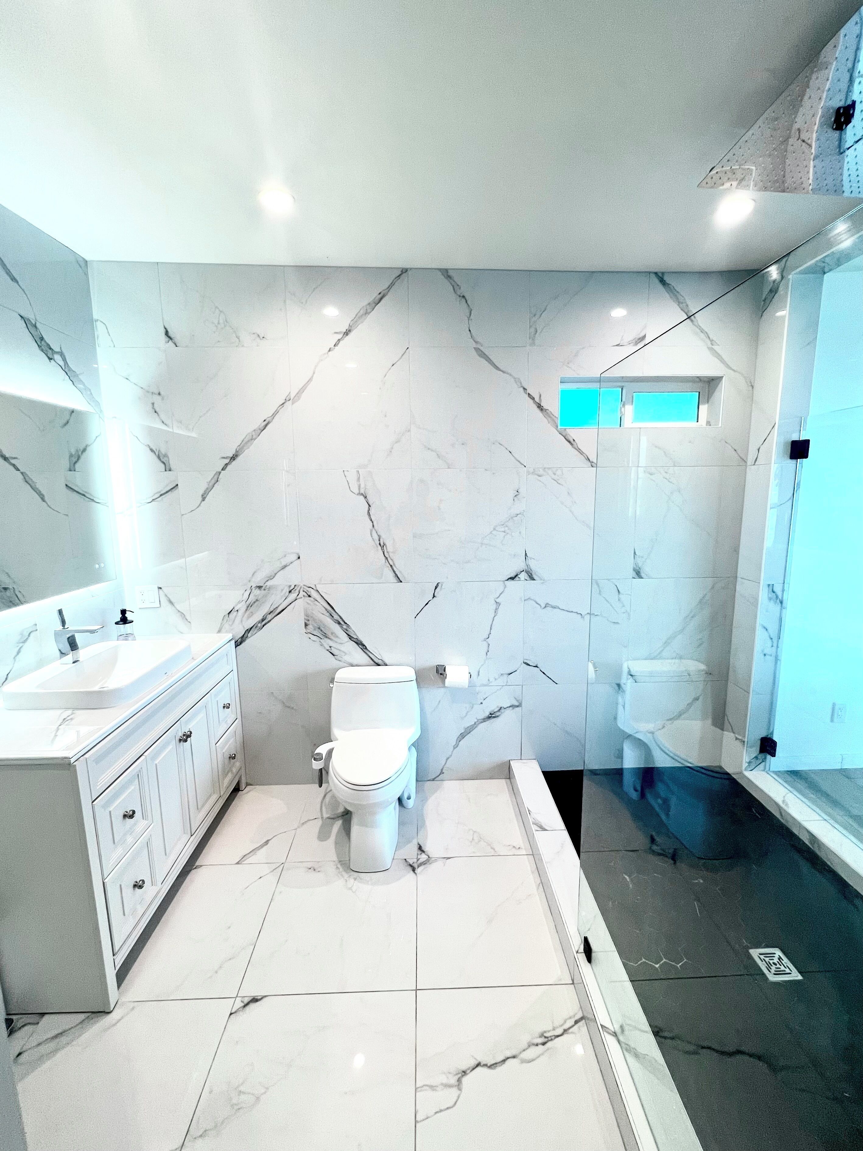 Dusche, Haartrockner, Bidet, Handtücher