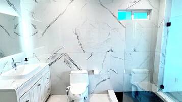 Dusche, Haartrockner, Bidet, Handtücher