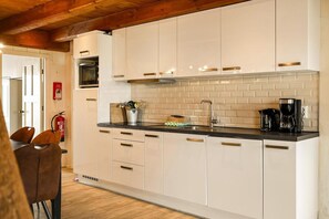 Frigorífico, microondas, horno y placa de cocina