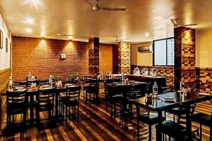 2 bars/lounges