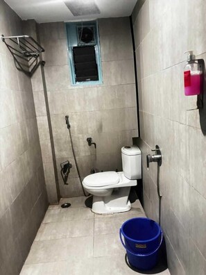 Deluxe Room, 1 Queen Bed, Smoking, City View | Bathroom