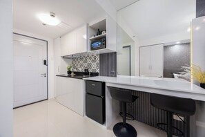 Kühlschrank, Mikrowelle, Wasserkocher, Kochgeschirr/Geschirr/Besteck