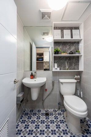 Haartrockner, Bidet, Handtücher, Seife