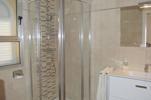 Douche, sèche-cheveux