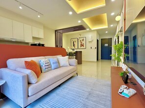 Deluxe appartement, 3 slaapkamers, balkon, uitzicht op de stad | Woonruimte | Flatscreentelevisie