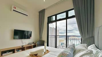 Elite Studio, 1 Queen Bed, Balcony, City View | Iron/ironing board, free WiFi