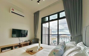 Elite studio, 1 queensize bed, balkon, uitzicht op de stad | Een strijkplank/strijkijzer, gratis wifi