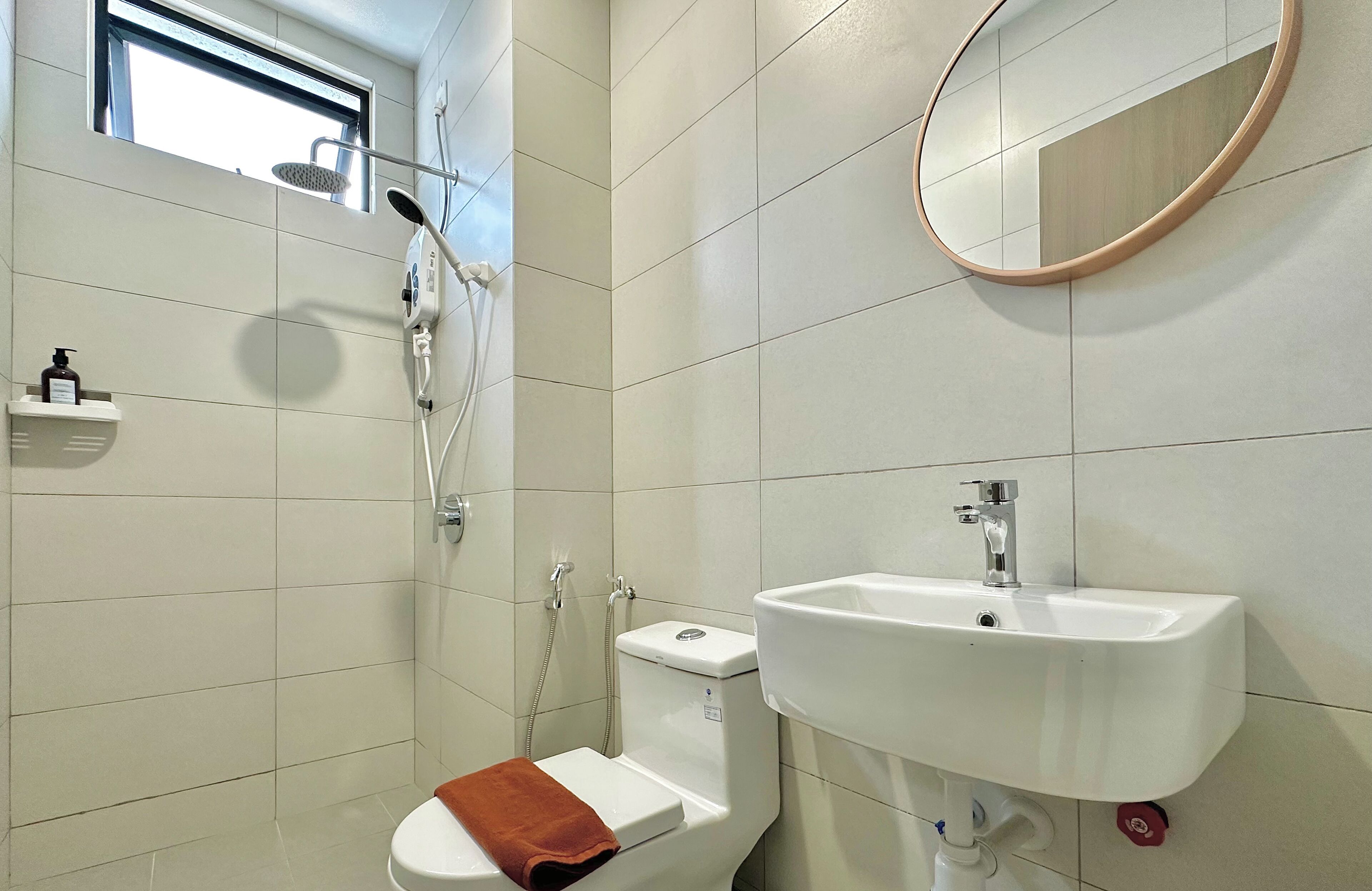 Shower, pengering rambut, handuk, dan sabun