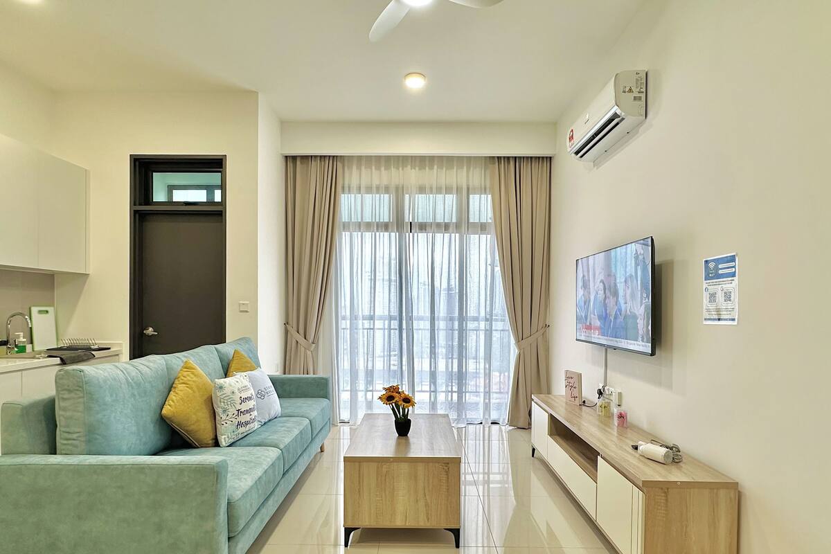 Una sala de estar moderna con un sofá, una mesa de centro y un televisor.