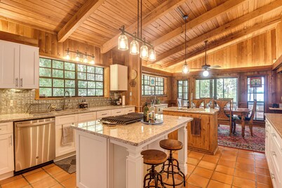 Little Lake George Hideaway w/ Furnished Boathouse