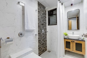Habitación básica doble | Baño | Regadera, secadora de cabello, toallas, jabón