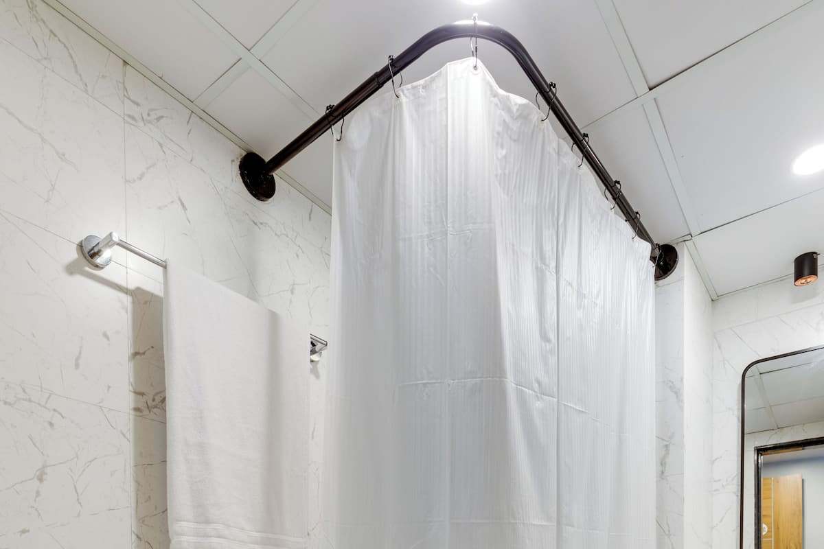 Habitación básica doble | Baño | Regadera, secadora de cabello, toallas, jabón