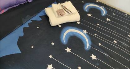 Room for Traveler'sCharming 1-bedroom apartment in fantastic Quezon City with AC