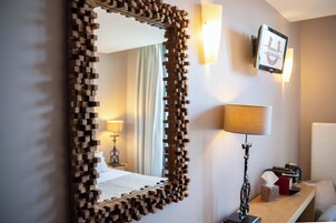 舒适双人房, 花园景观 | 客房内保险箱、办公桌、笔记本电脑工作区、熨斗/熨板