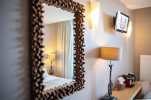 Caja de seguridad en la habitación y escritorio