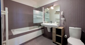Deluxe Double Room | Bathroom
