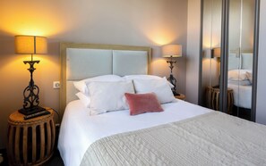 Chambre Confort double, vue sur le jardin | Coffre-fort, bureau, espace de travail pour ordinateurs portables