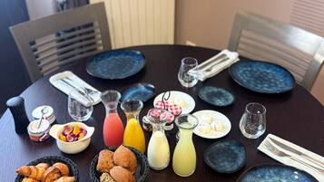 Daily full breakfast (EUR 24 per person)