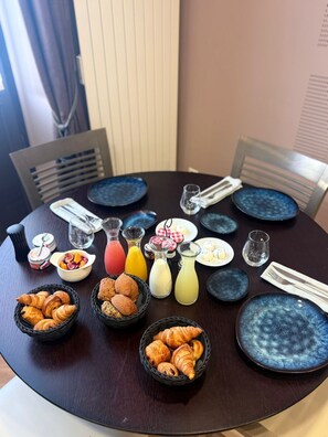 Daily full breakfast (EUR 24 per person) - Auberge du Château Bleu (Tremblay-en-France)