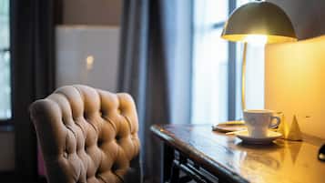 Chambre Double Deluxe | Coffres-forts dans les chambres, bureau