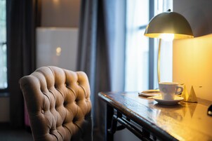 华丽双人房 | 客房内保险箱、办公桌、笔记本电脑工作区、熨斗/熨板