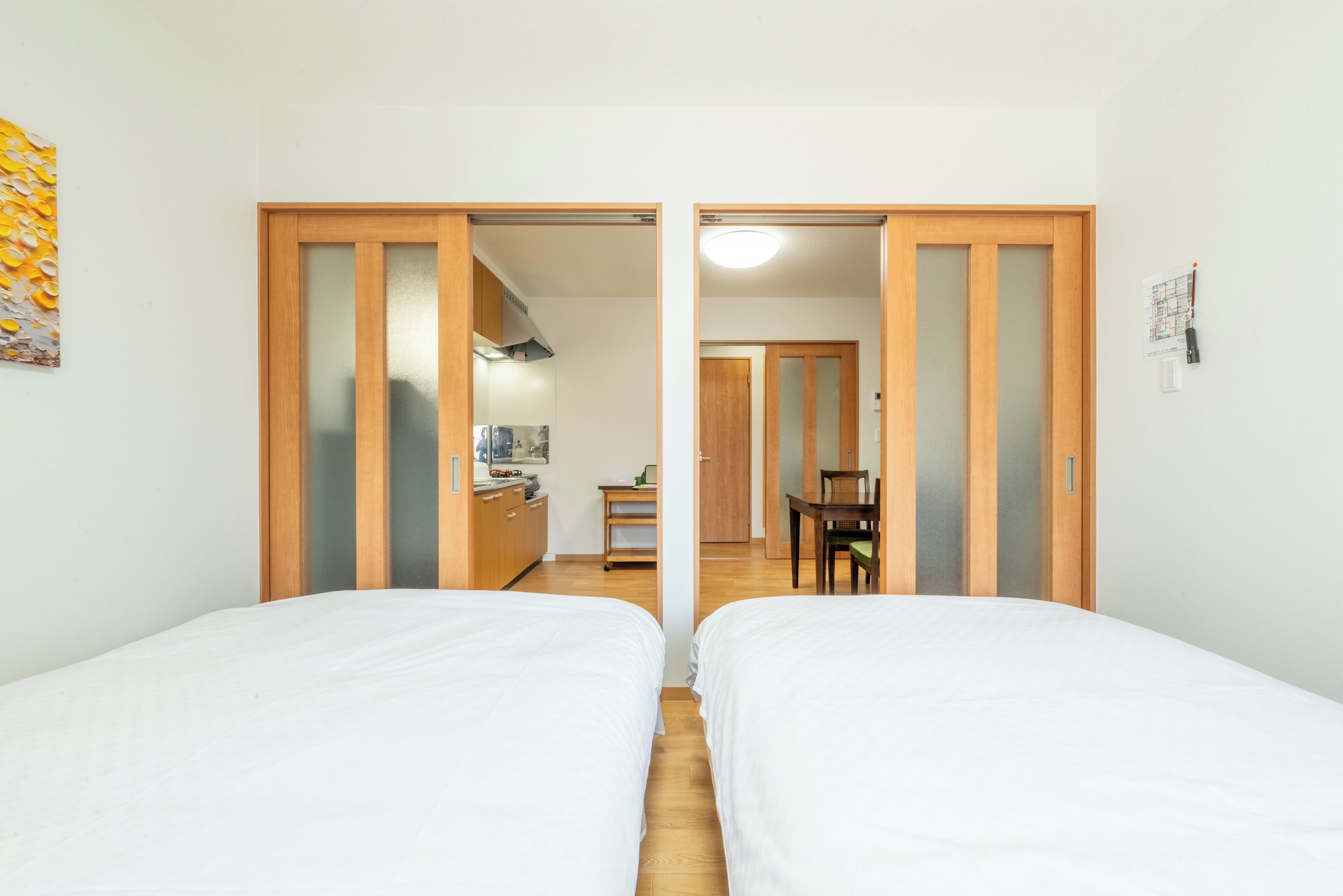 2 chambres, bureau, fer et planche à repasser, lit parapluie