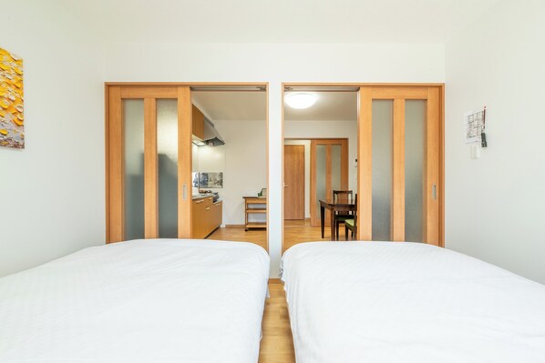 2 slaapkamers, een bureau, een strijkplank/strijkijzer, reisbedje