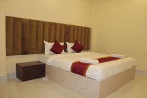 Deluxe Double Room, Air conditioning | Hypo-allergenic bedding, in-room safe, desk, soundproofing