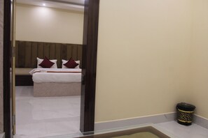 Habitación doble familiar, aire acondicionado | Ropa de cama hipoalergénica y caja de seguridad en la habitación
