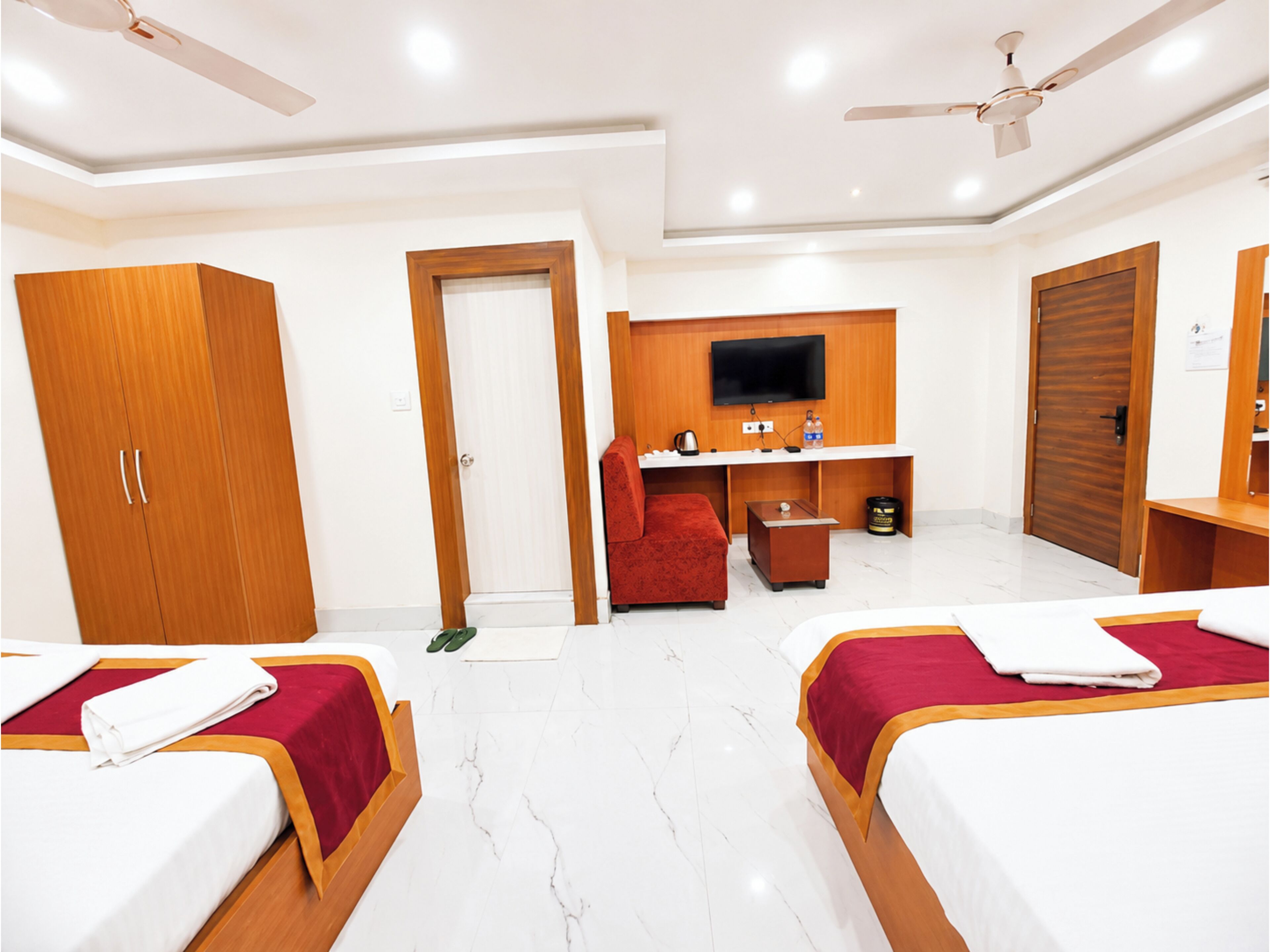 Family Double Room, Air conditioning | Hypo-allergenic bedding, in-room safe, desk, soundproofing