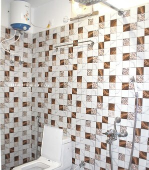 Shower, rainfall showerhead, free toiletries, slippers